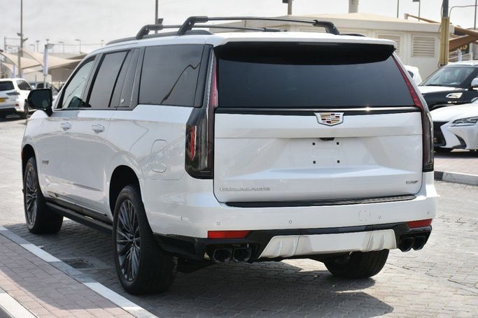 Подержанный Cadillac Escalade V, 6.2 л, 2023 в Шардже от Alfaris Used Cars Белый цвет.  | AUTO.AE