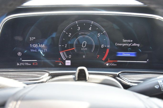 Подержанный Cadillac Escalade V, 6.2 л, 2023 в Шардже от Alfaris Used Cars Белый цвет.  | AUTO.AE