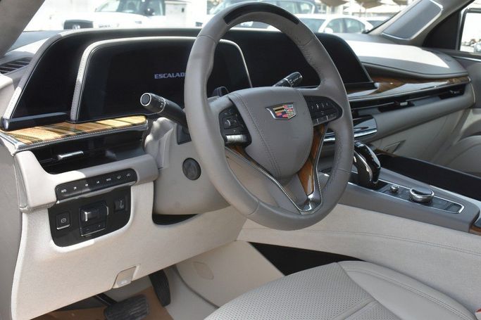 Подержанный Cadillac Escalade V, 6.2 л, 2023 в Шардже от Alfaris Used Cars Серебристый цвет.  | AUTO.AE