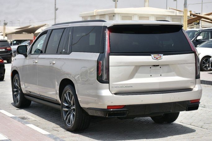 Подержанный Cadillac Escalade V, 6.2 л, 2023 в Шардже от Alfaris Used Cars Серебристый цвет.  | AUTO.AE