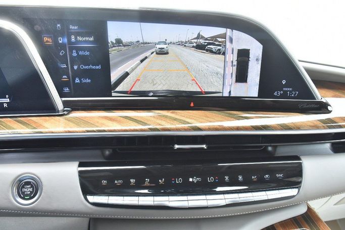 Подержанный Cadillac Escalade V, 6.2 л, 2023 в Шардже от Alfaris Used Cars Серебристый цвет.  | AUTO.AE