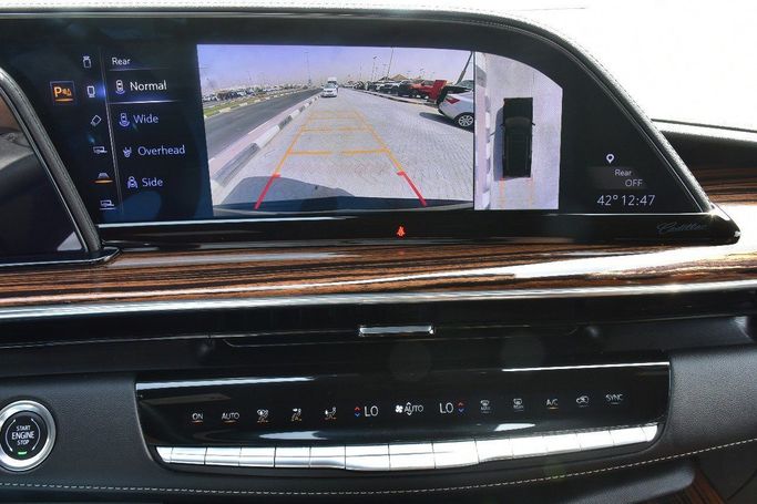 Подержанный Cadillac Escalade V, 6.2 л, 2023 в Шардже от Alfaris Used Cars Черный цвет.  | AUTO.AE