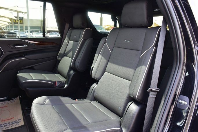 Подержанный Cadillac Escalade V, 6.2 л, 2023 в Шардже от Alfaris Used Cars Черный цвет.  | AUTO.AE