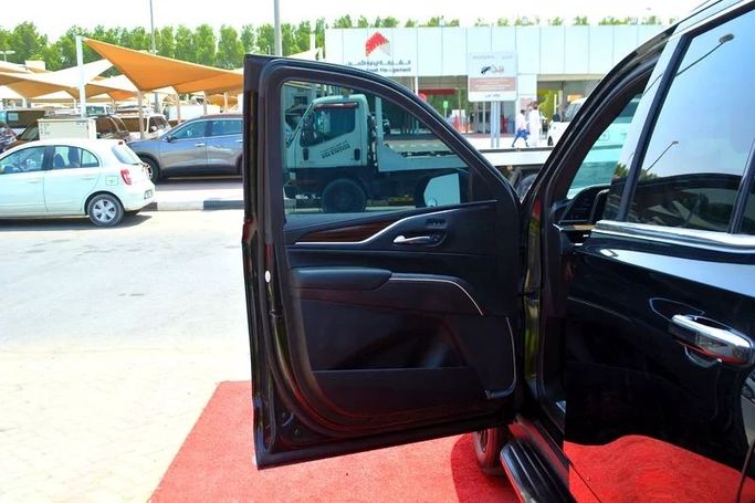 Подержанный Cadillac Escalade V, 6.2 л, 2022 в Шардже от Wadishee Used Cars Черный цвет. Американская | AUTO.AE