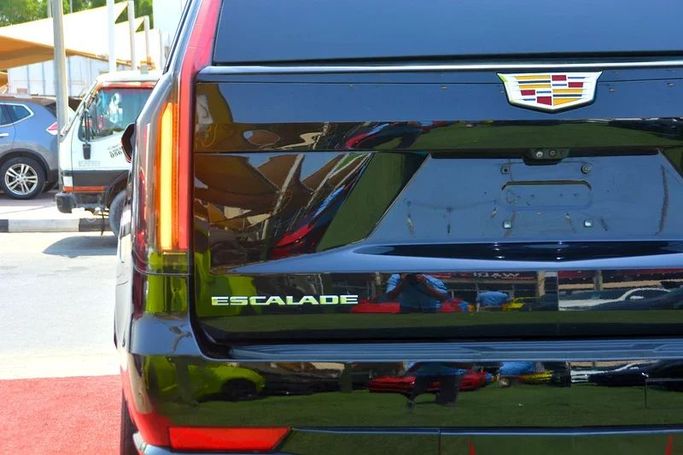 Подержанный Cadillac Escalade V, 6.2 л, 2022 в Шардже от Wadishee Used Cars Черный цвет. Американская | AUTO.AE