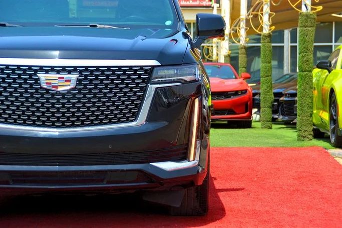 Подержанный Cadillac Escalade V, 6.2 л, 2022 в Шардже от Wadishee Used Cars Черный цвет. Американская | AUTO.AE