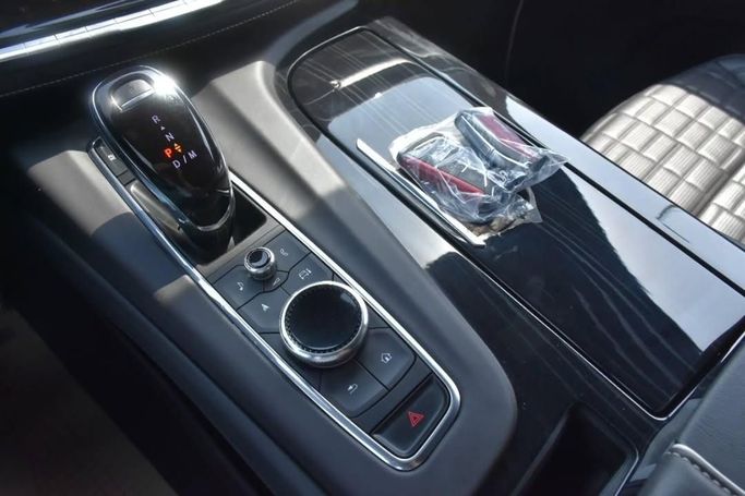 Подержанный Cadillac Escalade V, 6.2 л, 2023 в Шардже от Alfaris Used Cars Белый цвет.  | AUTO.AE