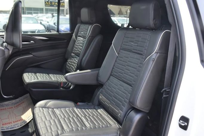 Подержанный Cadillac Escalade V, 6.2 л, 2023 в Шардже от Alfaris Used Cars Белый цвет.  | AUTO.AE
