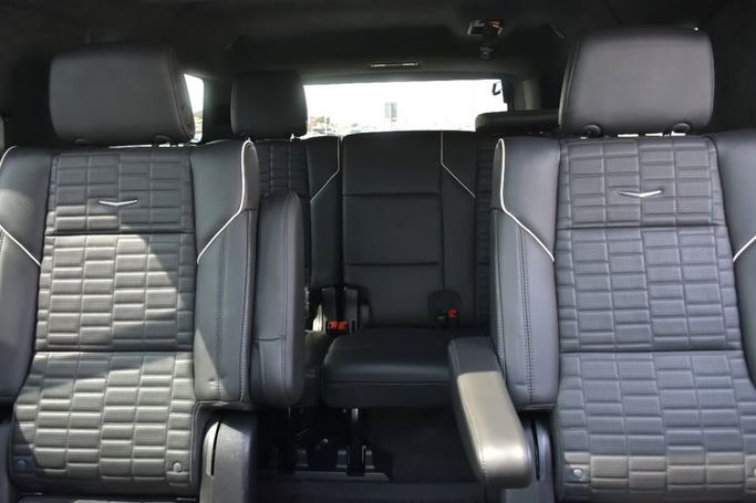 Подержанный Cadillac Escalade V, 6.2 л, 2023 в Шардже от Alfaris Used Cars Белый цвет.  | AUTO.AE
