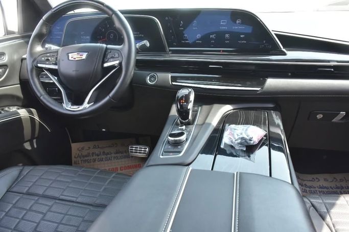 Подержанный Cadillac Escalade V, 6.2 л, 2023 в Шардже от Alfaris Used Cars Белый цвет.  | AUTO.AE