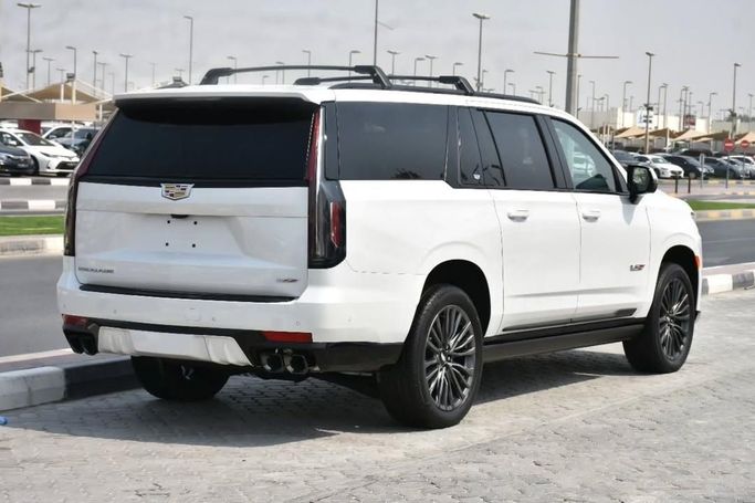 Подержанный Cadillac Escalade V, 6.2 л, 2023 в Шардже от Alfaris Used Cars Белый цвет.  | AUTO.AE