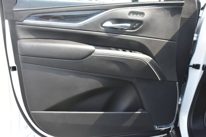 Подержанный Cadillac Escalade V, 6.2 л, 2023 в Шардже от Alfaris Used Cars Белый цвет.  | AUTO.AE