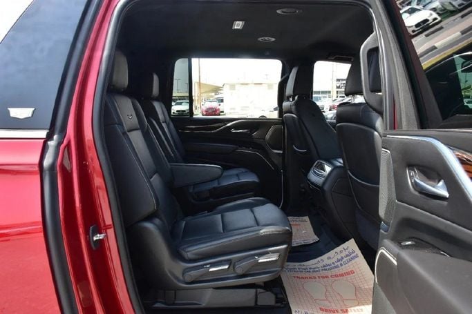 Подержанный Cadillac Escalade ESV V, 6.2 л, 2021 в Шардже от Alfaris Used Cars Красный цвет. Other | AUTO.AE