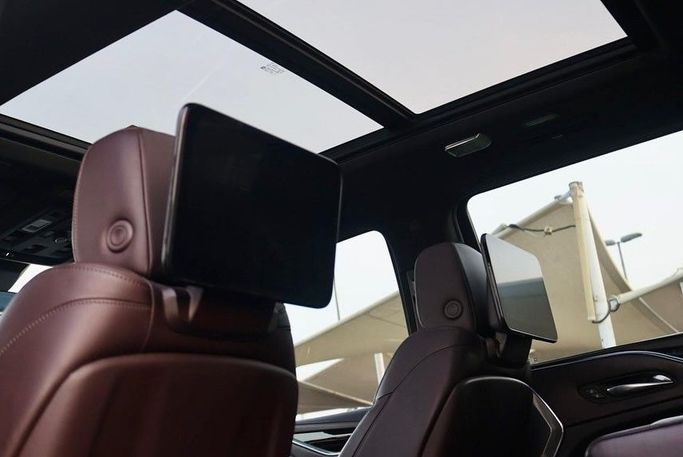 Подержанный Cadillac Escalade V, 6.2 л, 2021 в Шардже от Al Bake Used Cars Черный цвет.  | AUTO.AE
