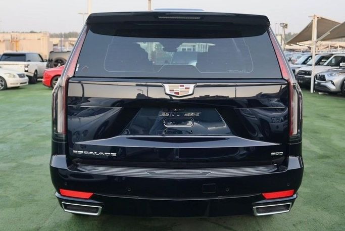 Подержанный Cadillac Escalade V, 6.2 л, 2021 в Шардже от Al Bake Used Cars Черный цвет.  | AUTO.AE