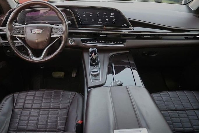 Подержанный Cadillac Escalade V, 6.2 л, 2021 в Шардже от Al Bake Used Cars Черный цвет.  | AUTO.AE