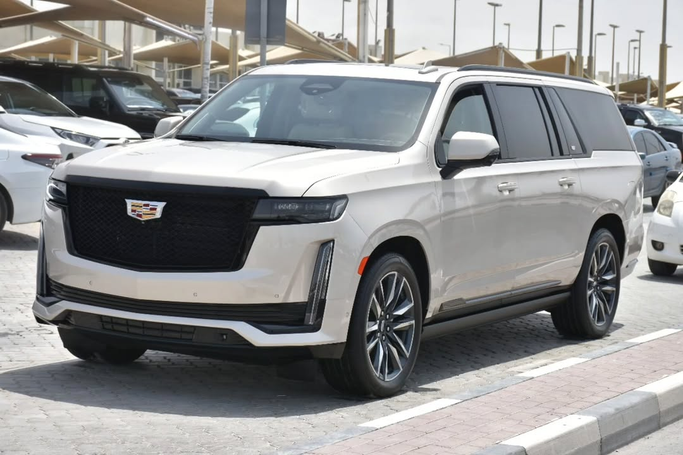 Подержанный Cadillac Escalade ESV V, 6.2 л, 2023 в Шардже от Alfaris Used Cars Серебристый цвет. Other | AUTO.AE