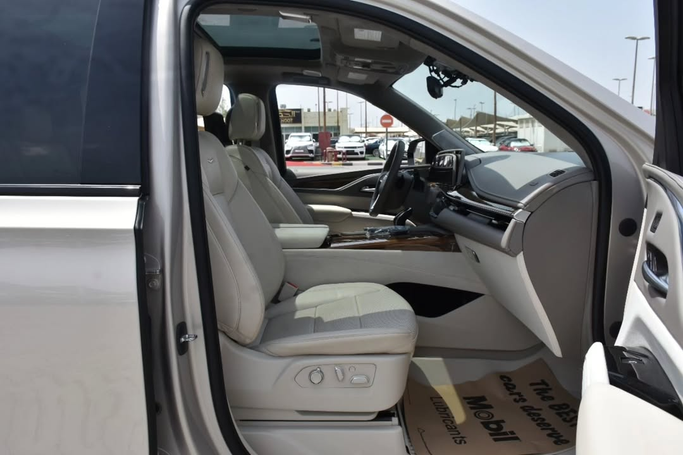 Подержанный Cadillac Escalade ESV V, 6.2 л, 2023 в Шардже от Alfaris Used Cars Серебристый цвет. Other | AUTO.AE