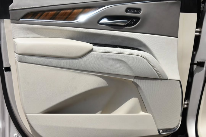 Подержанный Cadillac Escalade ESV V, 6.2 л, 2023 в Шардже от Alfaris Used Cars Серебристый цвет. Other | AUTO.AE
