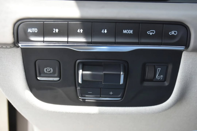 Подержанный Cadillac Escalade ESV V, 6.2 л, 2023 в Шардже от Alfaris Used Cars Серебристый цвет. Other | AUTO.AE