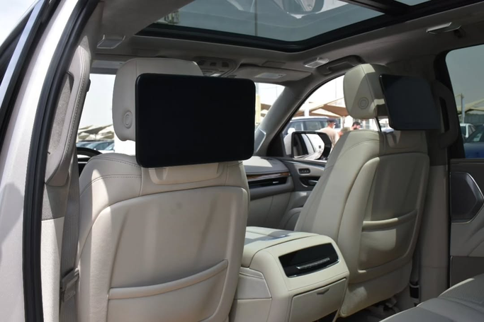 Подержанный Cadillac Escalade ESV V, 6.2 л, 2023 в Шардже от Alfaris Used Cars Серебристый цвет. Other | AUTO.AE