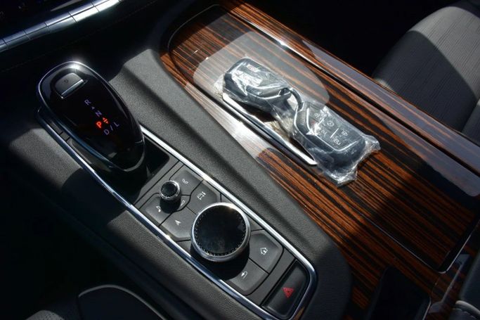 Подержанный Cadillac Escalade V, 6.2 л, 2023 в Шардже от Alfaris Used Cars Черный цвет. Other | AUTO.AE