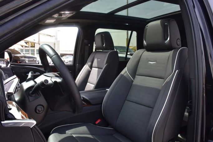 Подержанный Cadillac Escalade V, 6.2 л, 2023 в Шардже от Alfaris Used Cars Черный цвет. Other | AUTO.AE