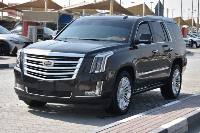 Подержанный Cadillac Escalade IV, 6.2 л, 2017 в Шардже от Alfaris Used Cars Черный цвет. GCC | AUTO.AE