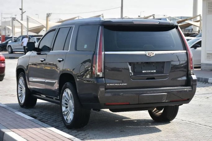 Подержанный Cadillac Escalade IV, 6.2 л, 2017 в Шардже от Alfaris Used Cars Черный цвет. GCC | AUTO.AE
