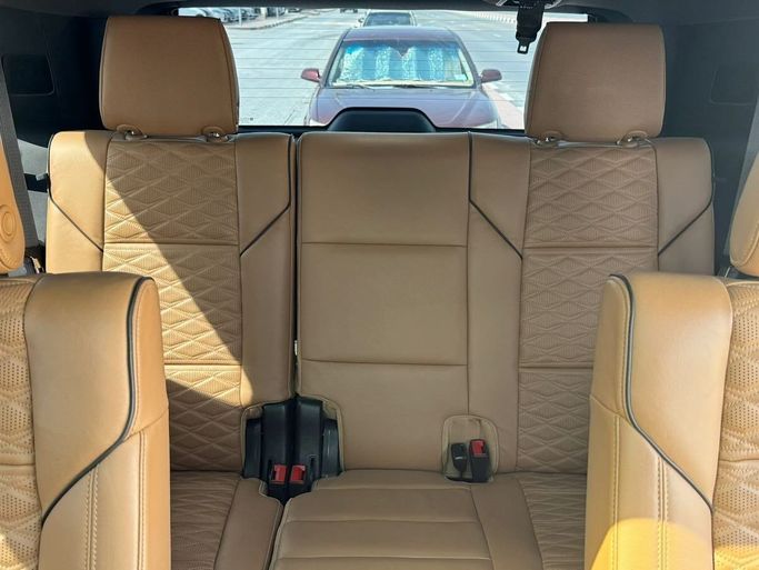 Подержанный Cadillac Escalade V, 6.2 л, 2021 в Шардже от Alfaris Used Cars Черный цвет. Other | AUTO.AE