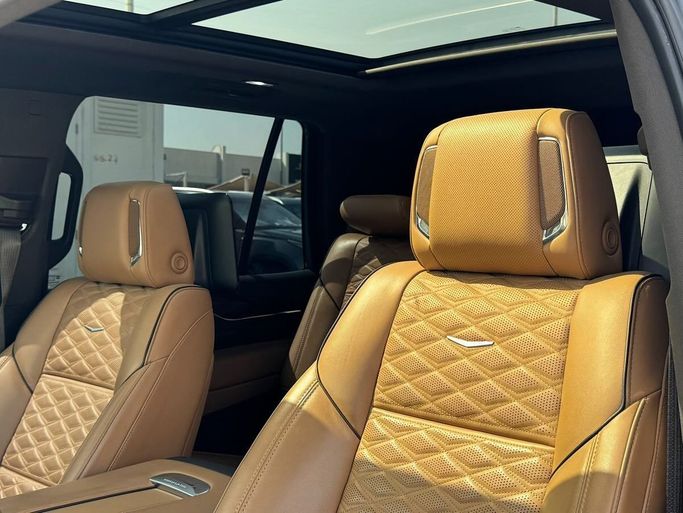 Подержанный Cadillac Escalade V, 6.2 л, 2021 в Шардже от Alfaris Used Cars Черный цвет. Other | AUTO.AE