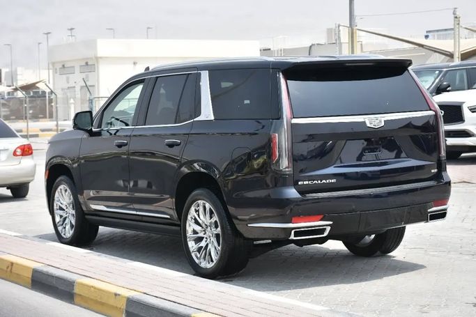 Подержанный Cadillac Escalade V, 6.2 л, 2022 в Шардже от Alfaris Used Cars Черный цвет. Other | AUTO.AE