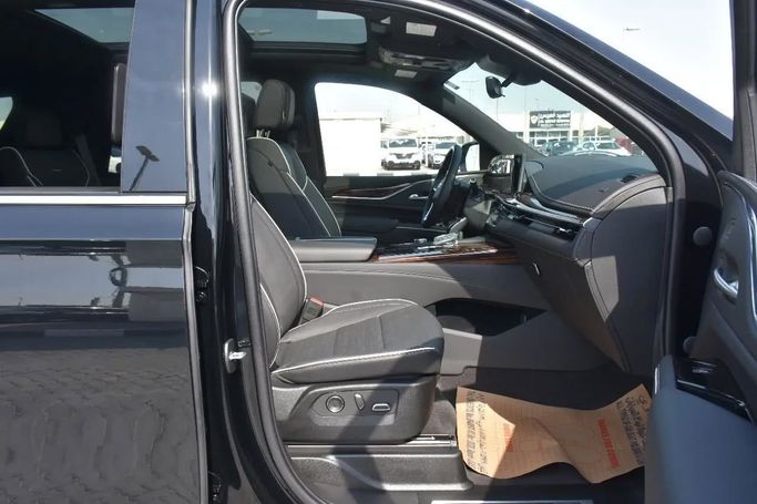 Подержанный Cadillac Escalade V, 6.2 л, 2023 в Шардже от Alfaris Used Cars Черный цвет. Other | AUTO.AE