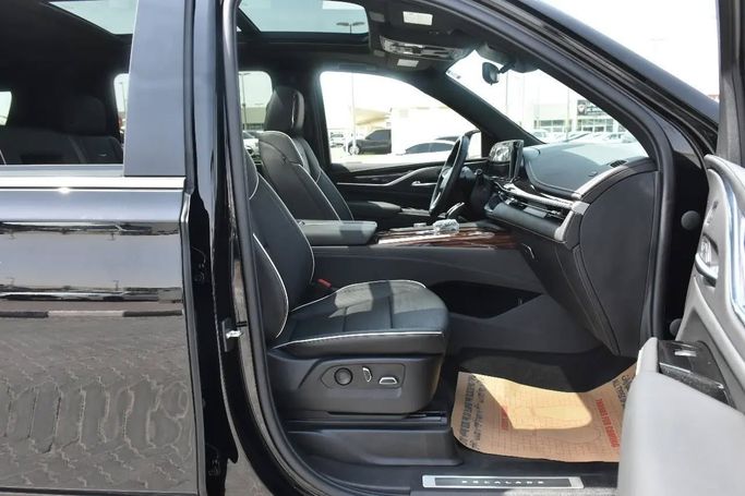 Подержанный Cadillac Escalade ESV V, 6.2 л, 2022 в Шардже от Alfaris Used Cars Черный цвет. Other | AUTO.AE