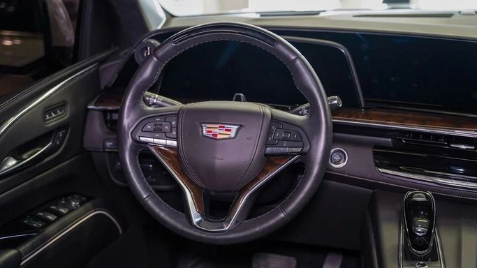 Подержанный Cadillac Escalade V, 6.2 л, 2024 в Шардже от Alsalama Motors Белый цвет. Американская | AUTO.AE
