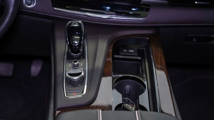 Подержанный Cadillac Escalade V, 6.2 л, 2024 в Шардже от Alsalama Motors Белый цвет. Американская | AUTO.AE