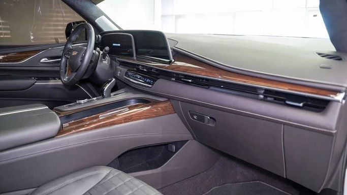 Подержанный Cadillac Escalade V, 6.2 л, 2024 в Шардже от Alsalama Motors Белый цвет. Американская | AUTO.AE