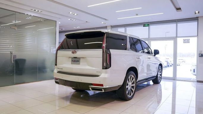 Подержанный Cadillac Escalade V, 6.2 л, 2024 в Шардже от Alsalama Motors Белый цвет. Американская | AUTO.AE