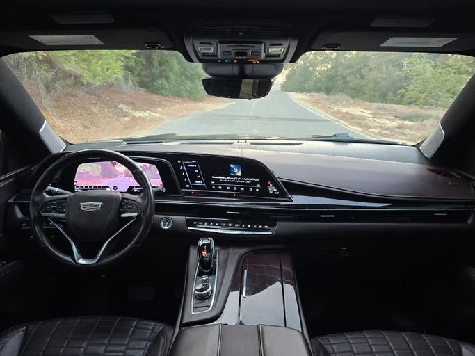 Подержанный Cadillac Escalade V, 6.2 л, 2022 в Шардже от Al Jana Used Cars Черный цвет. GCC | AUTO.AE