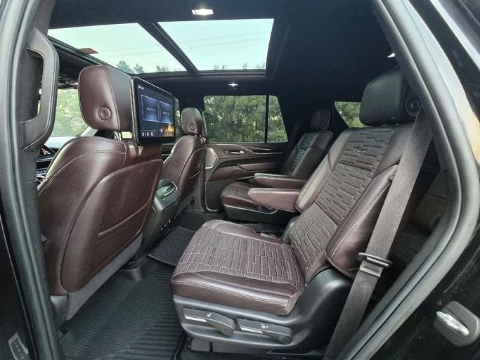 Подержанный Cadillac Escalade V, 6.2 л, 2022 в Шардже от Al Jana Used Cars Черный цвет. GCC | AUTO.AE