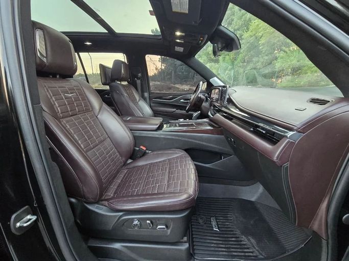 Подержанный Cadillac Escalade V, 6.2 л, 2022 в Шардже от Al Jana Used Cars Черный цвет. GCC | AUTO.AE