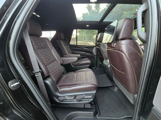 Подержанный Cadillac Escalade V, 6.2 л, 2022 в Шардже от Al Jana Used Cars Черный цвет. GCC | AUTO.AE