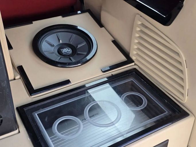 Подержанный Cadillac Escalade ESV IV, 6.2 л, 2018 в Шардже от Al Jana Used Cars Черный цвет. GCC | AUTO.AE