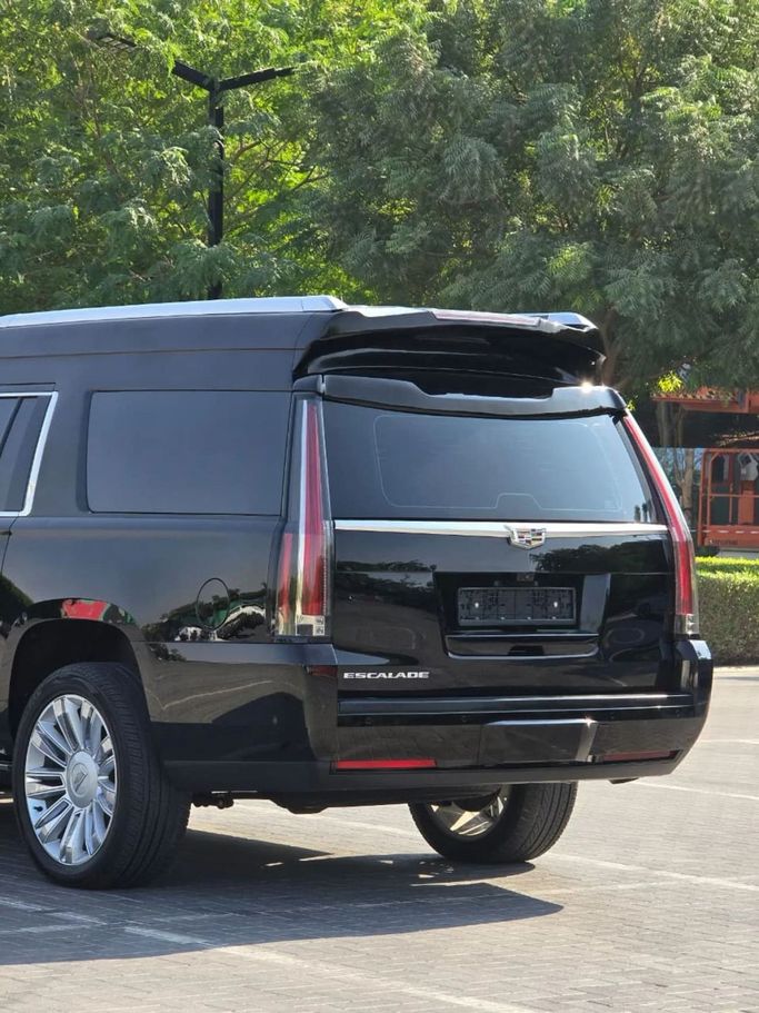 Подержанный Cadillac Escalade ESV IV, 6.2 л, 2018 в Шардже от Al Jana Used Cars Черный цвет. GCC | AUTO.AE