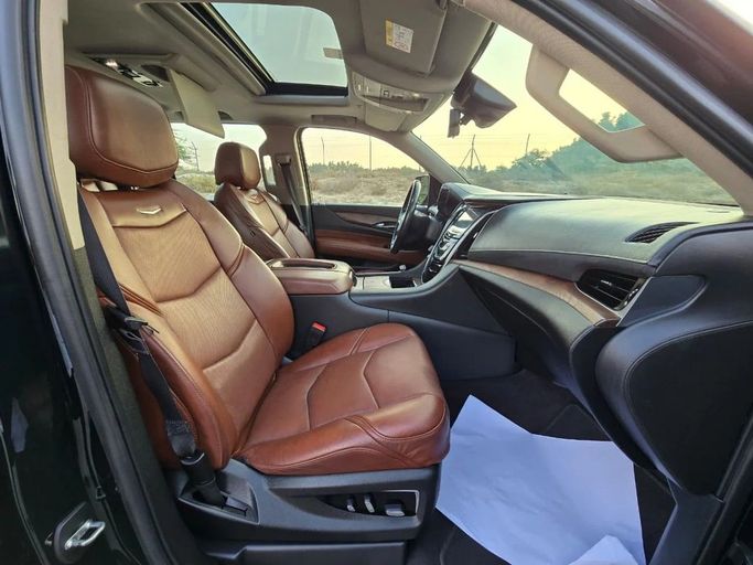 Подержанный Cadillac Escalade IV, 6.2 л, 2020 в Шардже от Al Jana Used Cars Черный цвет. GCC | AUTO.AE