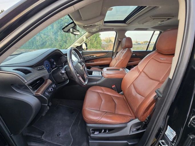 Подержанный Cadillac Escalade IV, 6.2 л, 2020 в Шардже от Al Jana Used Cars Черный цвет. GCC | AUTO.AE