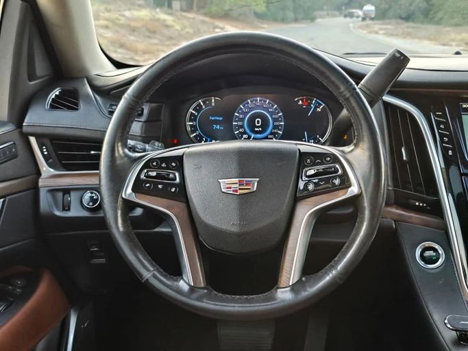 Подержанный Cadillac Escalade IV, 6.2 л, 2020 в Шардже от Al Jana Used Cars Черный цвет. GCC | AUTO.AE