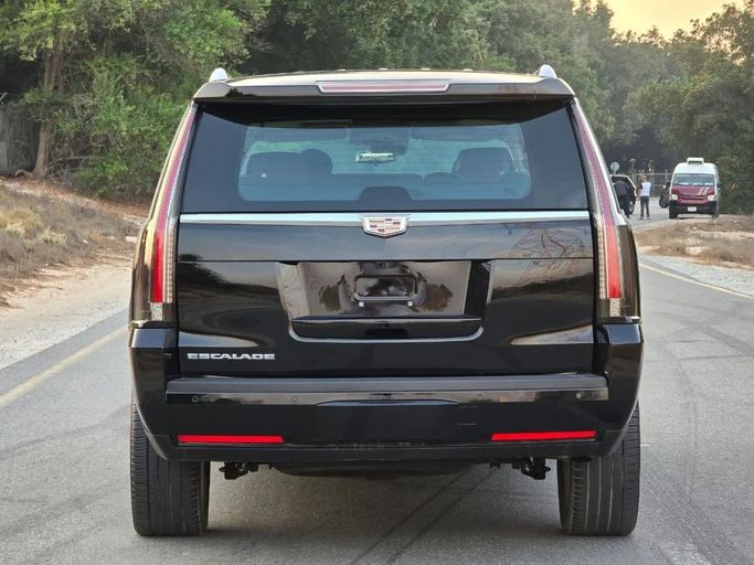 Подержанный Cadillac Escalade IV, 6.2 л, 2020 в Шардже от Al Jana Used Cars Черный цвет. GCC | AUTO.AE