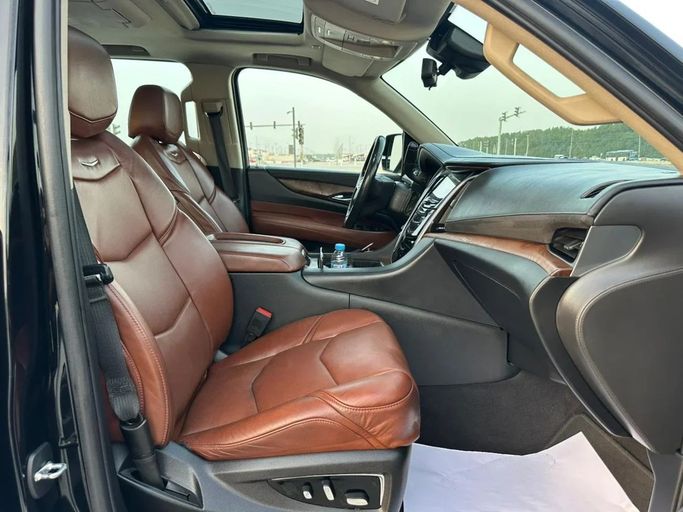 Подержанный Cadillac Escalade ESV IV, 6.2 л, 2020 в Шардже от Al Jana Used Cars Черный цвет. GCC | AUTO.AE