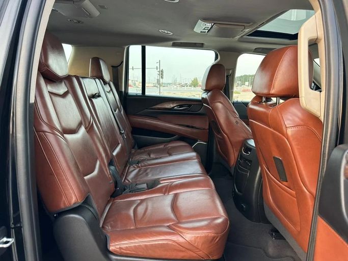 Подержанный Cadillac Escalade ESV IV, 6.2 л, 2020 в Шардже от Al Jana Used Cars Черный цвет. GCC | AUTO.AE